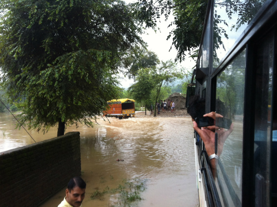 インドの村で大雨のなか走り出すバス。