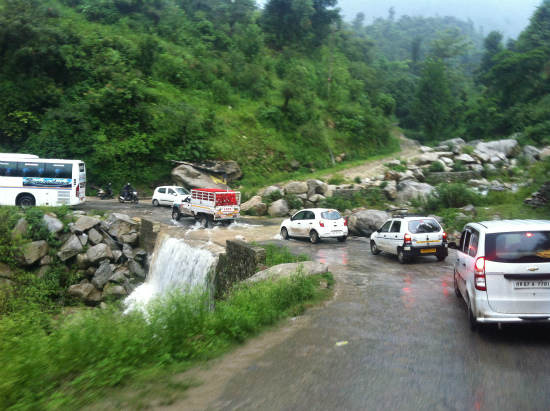 北インドの山道で大雨のため見市が塞がれて立ち往生する車