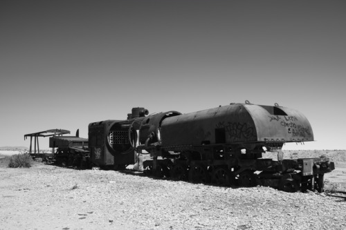ウユニ塩湖ツアーで廃墟の列車を見る